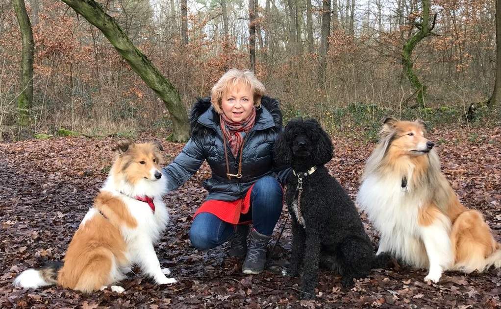 Leiterin und Gründerin Dorothea Gawol der DGHunde-Schule mit ihrem Rudel